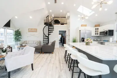 Image de New Lake House w\/ Game Room & Stunning Views