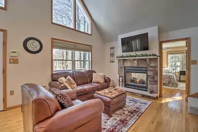 Image de Deck, Pool, Trails Access: Pocono Family Home!