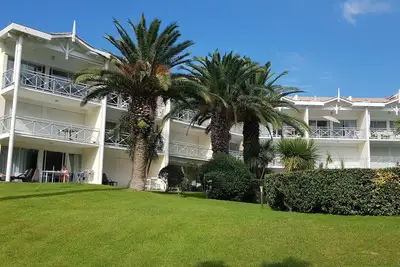 Image de Apt tout confort, lumineux, avec piscine, vue sur le golf et à 500 m des plages