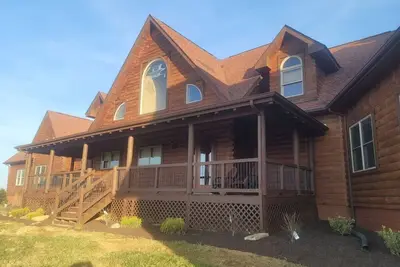 Image de 15000sfAlmost Heaven-Log Cabin-Hottub- RescueFarm