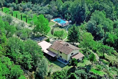 3 bedroom apartment in Tuscan countryside house with private pool