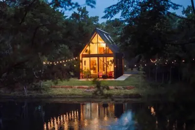Image de Lakeside East at Live Oak Lake | Modern Cabin