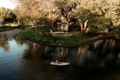 Image de Shadow Bend at Live Oak Lake | Modern Cabin