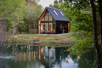 Image de Lakeside North at Live Oak Lake | Modern Cabin