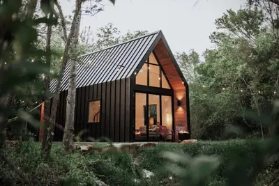 Image de Forest Edge at Live Oak Lake | Modern Cabin