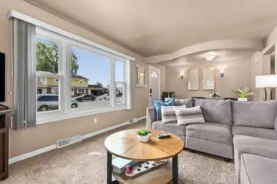 Image de Stadium District walking distance, Tailgate Garage