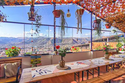 Image de Private House: 22 guests, 6br, 3btr, Terrace, 15-min center walk. Mountain View.