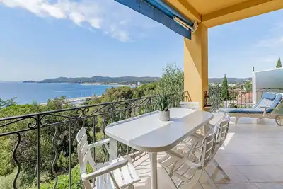 Image de appartement vue imprenable sur la baie du lavandou