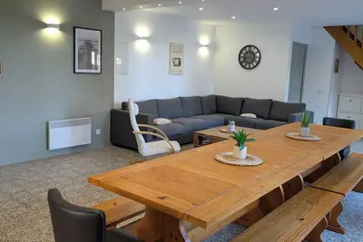 Image de Grand gîte tout équipé avec séjour de 50 m² ideal pour de bons moment en groupe.