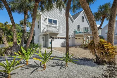 Image de Island Escape with Pool and Balcony! Near the Beach and Dining - Two Sisters