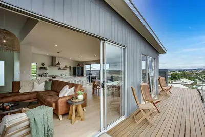 Image de 19 Carnegie Luxury Linen & WiFi Walk to beach town Views