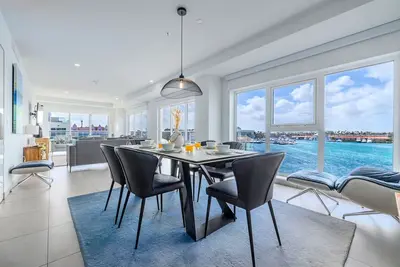 Image de You can feel \"on top\" of the Ocean - Large Corner Condo has all the Views!