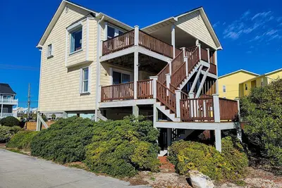 Image de 40 Steps to the beach. 4bdrm home, dog friendly, decks, ocean views