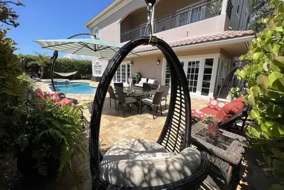 Image de Spacious, beautiful 4 bedroom house with heated pool 10 min from Beach.