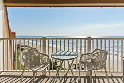 Image de The Pink Pearl - Top Floor Beachfront Boho Condo with Community Pool!