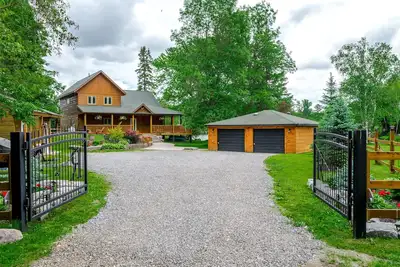 Image de Kawartha Year Round Log Home! Direct Waterfront w\/Sauna on the Snowmobile Trails
