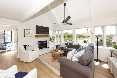 Image de Renovated on the Lagoon within Walking Distance to the Beach &  Amenity Cards!