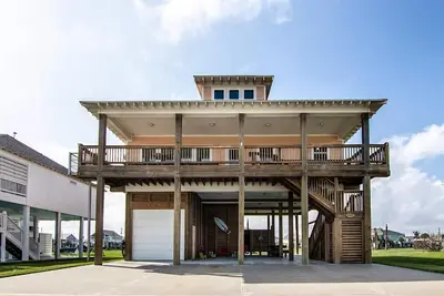 Image de Family-friendly 4th row beach house minutes from the sand and water!