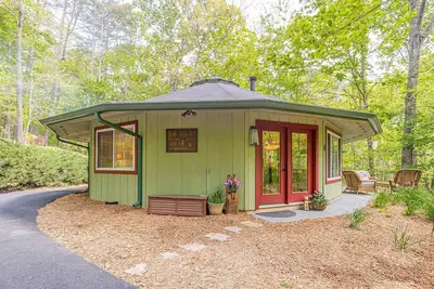 Image de 🌳Forest 🔥Fireplace🆒Vibe📺Roku🍷Wineries🔥Fire Pit 🛏️Queen 🍔Grill 🌎Nature