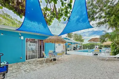 Image de Charming Ground Level Resort Style 3 unit Condo - unit C