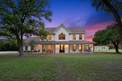 Image de 50 Acre Countryside Haven With Hiking Trails, Fossils, Pickleball Court, Basketball, Arcade, and Pool by RedAwning