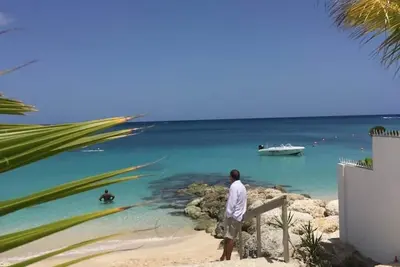 Image de Beach 25 metres away! 1 bed apt. Free Ac & Wifi