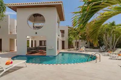 Image de Coral Estate eye-catcher with private pool.