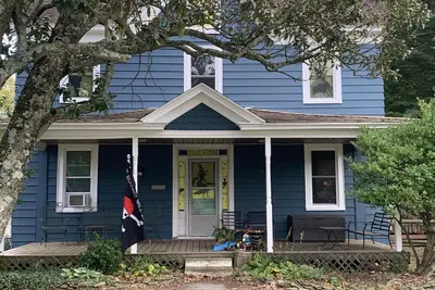 Image de In town location with porches and shady patios