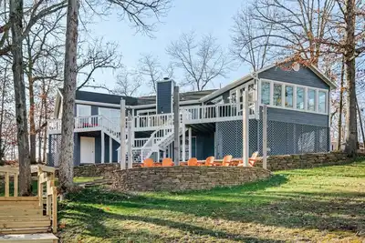 Image de Lost Paddle Lakefront Getaway: bike, kayak, fish, golf, and more.