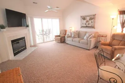 Image de Stunning Top Floor View! Queen Bunk Bed! Family Friendly Harbour Towne Complex! Slip Close to Unit!