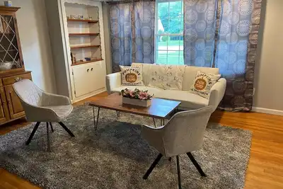 Image de 10 minutes to Downtown Cleveland - Entire 3b/1Bath Pets Allowed