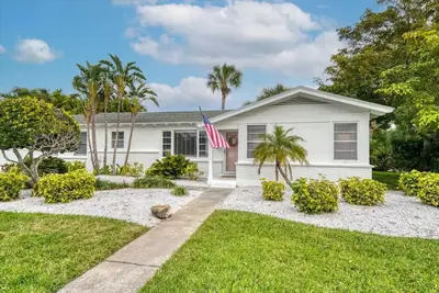 Image de Huge Spa- Quick Walk to the Beach - 2 Family Rooms - Screened Patio