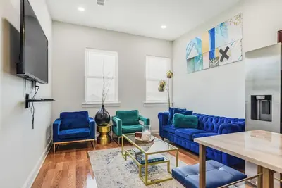 Image de Contemporary Uptown Sanctuary Nestled in the heart of the City!