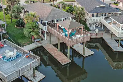 Image de Canal-Front Jamaica Beach Home < 1 Mile to Sand!