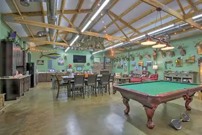 Image de Saint Matthews ‘Outlaw Gameroom’ w\/ Fire Pit!