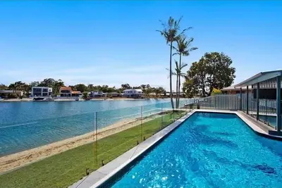 Image de Luxury spacious waterfront home - walking distance to beach, cafes & restaurants