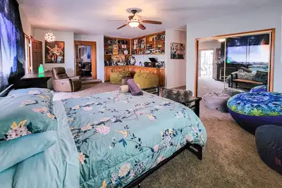 Image de Ultimate relaxation on 4+ acres, hot tub, projector/game room, Bbq, stars, moon