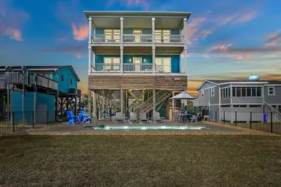 Image de Oak Island Escape w/ Saltwater Pool, Walk to Beach