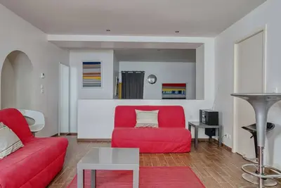 Image de Appartement Moderne Centre-ville, Ă Deux Pas de la Plage!