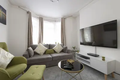 Image de Fortified Cosy Three Bedroom Home Close to bus station with free Parking