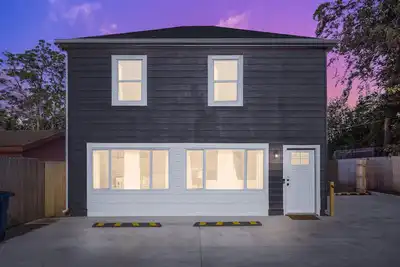 Image de 2 Luxury Homes | Utica Square | 5 Br & 4 Ba