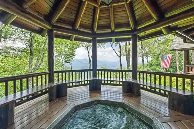 Image de 4br / 4 1/2 Ba, Covered deck with Hot-tub overlooking the mountains