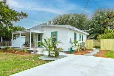 Image de 🌴The Dow House: Cozy 1950s Cottage w/ WiFi, Patio & Grill! Walk 2 Beach🌴