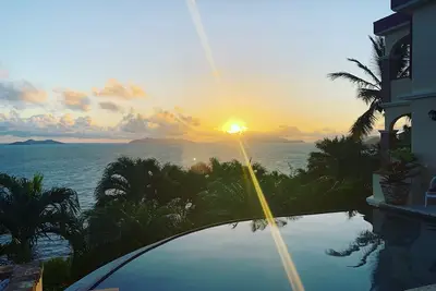 Image de Private villa w/ 5 oceanfront suites, heated pool