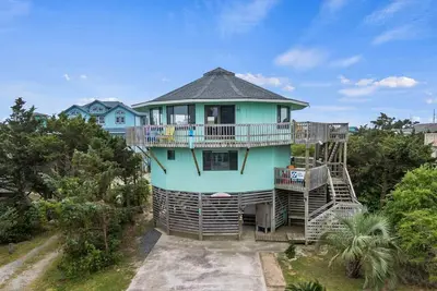 Image de Oceanview, Dog Friendly Home w\/ Hot Tub, Tiki Bar & Nearby Beach Access