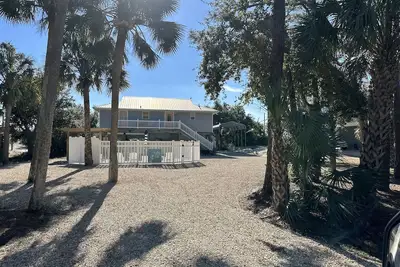 Image de *Salty Sol*-Heated Pool, Golf Cart available to rent, short walk to the beach! 🏝
