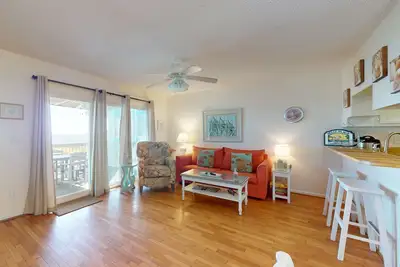 Image de Oceanfront & Dog-Friendly Condo - Steps to Beach, Walk to Shops & Restaurants