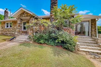 Image de Two updated dog-friendly homes on secluded mountain-view lot