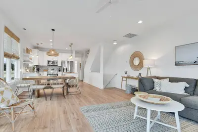 Image de Newly Listed! Bohemian 4br with Ocean Views in Kure Beach