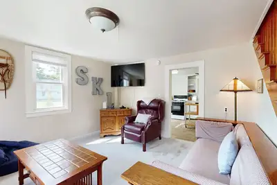 Image de Dog-friendly riverfront home with washer/dryer, partial A/C, river views, & wifi